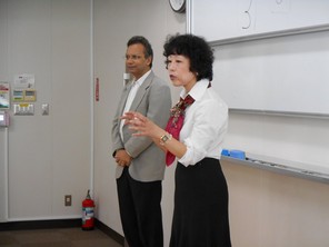 井田教授(右) とバスー教授