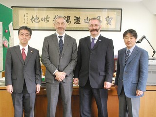 左より岡田学部長、Bertinetti教授、Collins教授、須齋教授 (学部長室)