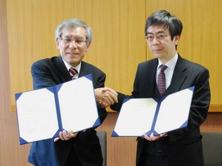 渡辺会長 (左) と岡田学部長