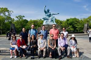 5月24日: 平和祈念像前で集合写真