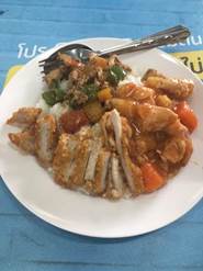 大学のカフェテリアのご飯です。カレーと野菜炒め、フライドチキン (30バーツ=110円程度)