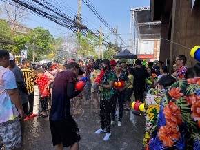 Songkran festival (水かけ祭り) の様子
