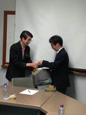 図 2 陶磁器大好きSongsak経済学部長（左）とプレゼント交換
