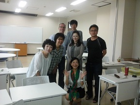 受講者がグラハム教授を囲んで