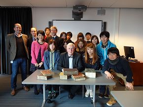 大学図書館で江戸時代の日本の書籍を前に