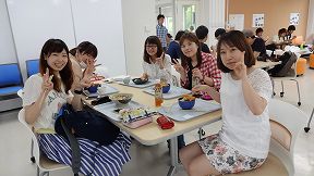 経済学部「韓国語会話」の学生と昼食