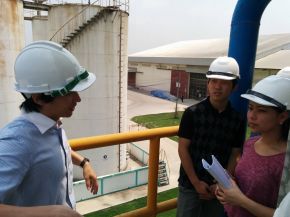 工場訪問。社長からみずから生産や経営についてお話をうかがえることは、しあわせ。
