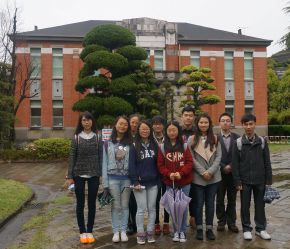 1919年築の瓊林会館（旧長崎高等商業学校研究館）をバックに