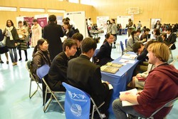 第二部個別相談会場で熱心に説明を聞く高校生ら
