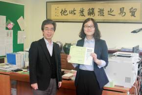 学部長から修了証を受け