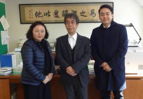 学部長を訪ねる金炫徹副教授と洪允?課長