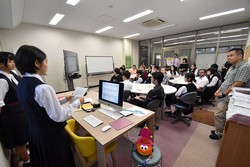 短期留学経験について英語で発表する高校生