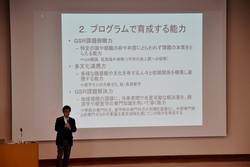 岡田学部長による授業ガイダンスの様子