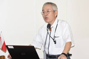 5月21日: 開講式で挨拶する河野学長