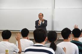 学生に質問しながら話をする里見副知事