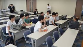 講演会終了後も質問をする学生 (本当の意味での囲む会になりました)