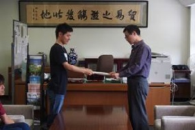 ②経済学部パンフレットに関する提言書の贈呈