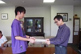 ③経済学部ホームページに関する提言書の贈呈