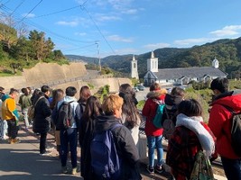現地ガイドによる出津教会の説明