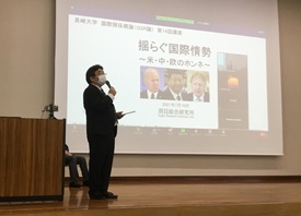 経済学部講堂で話をされる坂井先生