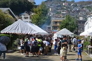 【出店に並ぶ経済祭風景】